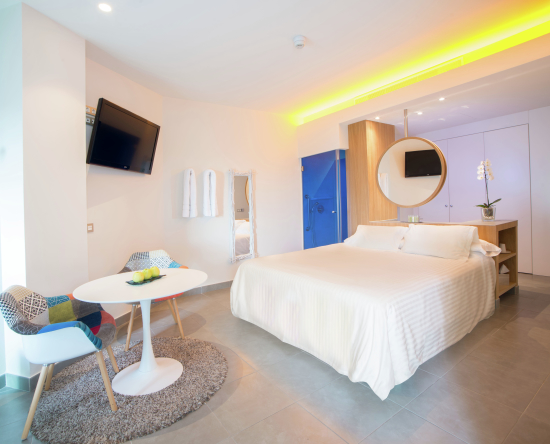 Deluxe Zimmer mit Kingsize-Bett, Beistelltisch und Stuhl
